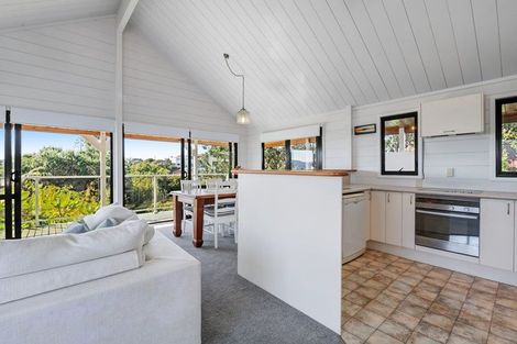Photo of property in 13 Moffat Road, Red Beach, 0932