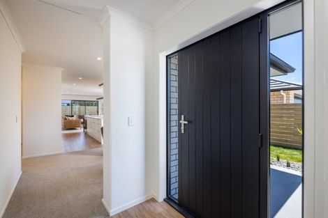 Photo of property in 8 Oakmont Crescent, Waiwhakaiho, New Plymouth, 4312