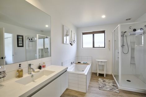 Photo of property in 39 Shepherd Road, Jacks Point, Queenstown, 9371