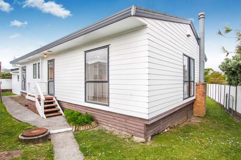 Photo of property in 1/2 Graham Avenue, Te Atatu Peninsula, Auckland, 0610