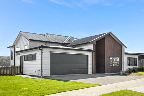 Photo of property in 4 Omaka Place, Aotea, Porirua, 5024