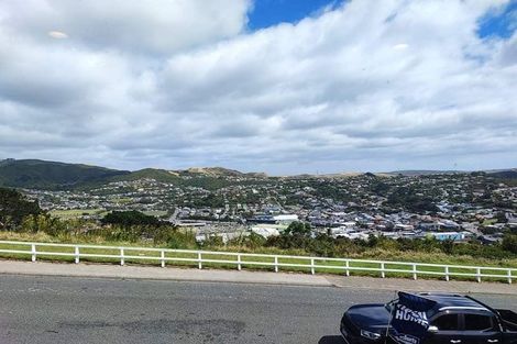 Photo of property in 32 Chapman Street, Newlands, Wellington, 6037