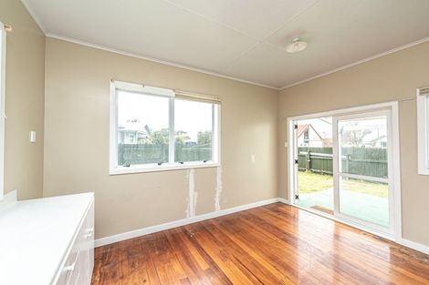 Photo of property in 184 Cornfoot Street, Castlecliff, Whanganui, 4501
