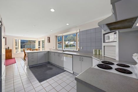 Photo of property in 28 Ranui Street, Waikawa, Picton, 7220