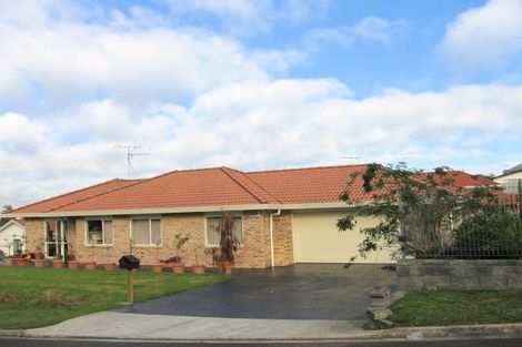Photo of property in 20 Piper Place, Goodwood Heights, Auckland, 2105