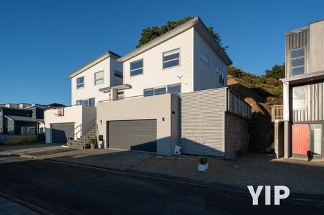 Photo of property in 5 Spitfire Place, Newlands, Wellington, 6037