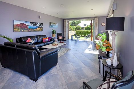 Photo of property in 17 Hahei Beach Road, Hahei, Whitianga, 3591