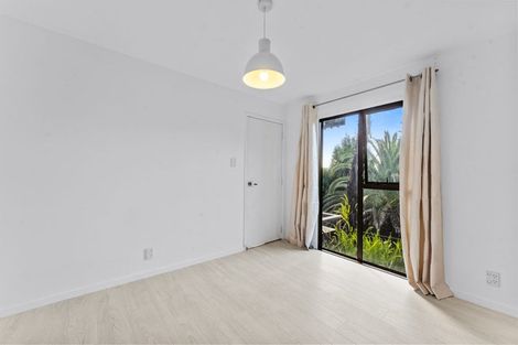 Photo of property in 1/813 East Coast Road, Northcross, Auckland, 0630