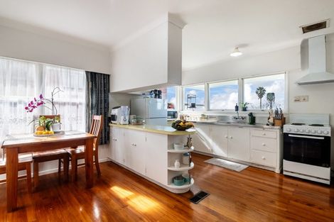 Photo of property in 520 Glenfield Road, Glenfield, Auckland, 0629