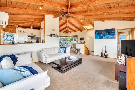 Photo of property in 23 Knights Road, Rothesay Bay, Auckland, 0630