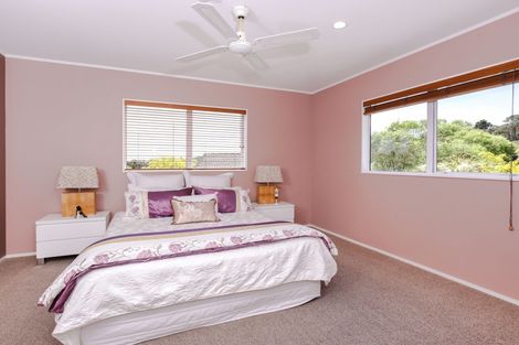 Photo of property in 8 Woodfern Crescent, Titirangi, Auckland, 0604