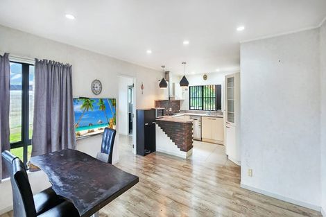 Photo of property in 50 De Havilland Drive, Goodwood Heights, Auckland, 2105