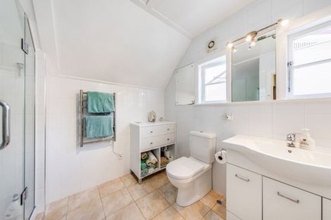 Photo of property in 14 Korau Road, Greenlane, Auckland, 1051