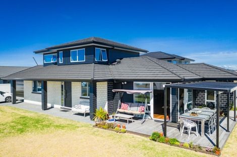 Photo of property in 2 Waitemata Drive, One Tree Point, 0118