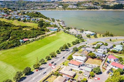 Photo of property in 130 Main Road, Titahi Bay, Porirua, 5022