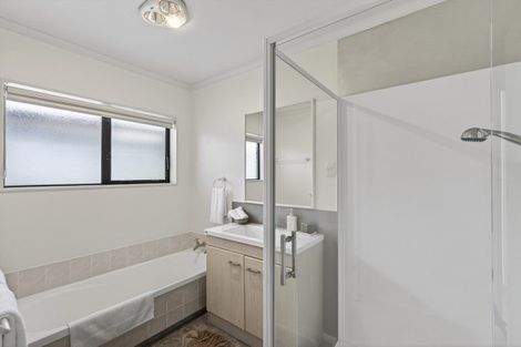 Photo of property in 15 Sandel Rise, Merrilands, New Plymouth, 4312