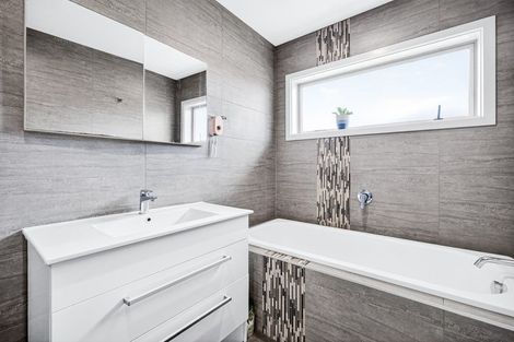 Photo of property in 37 Riverglade Parkway, Te Atatu South, Auckland, 0610