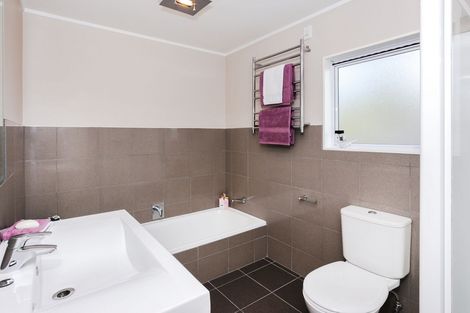 Photo of property in 8 Woodfern Crescent, Titirangi, Auckland, 0604