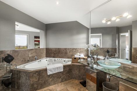 Photo of property in 32a Knights Road, Rothesay Bay, Auckland, 0630