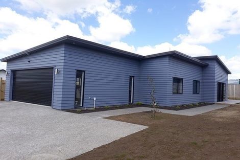 Photo of property in 128 Johnstone Drive, Fitzherbert, Palmerston North, 4410