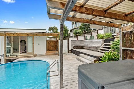 Photo of property in 11a Mizpah Road, Waiake, Auckland, 0630