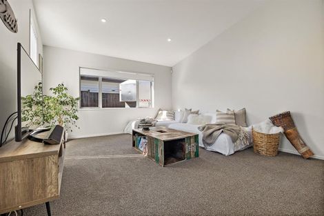 Photo of property in 8 Sir Lincoln Drive, Kumeu, 0810
