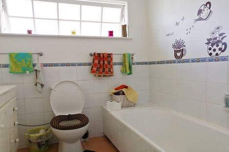 Photo of property in 14 Porter Avenue, Te Atatu South, Auckland, 0610
