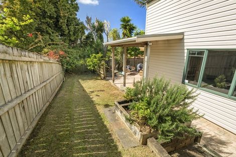 Photo of property in 2/62 Target Road, Totara Vale, Auckland, 0629