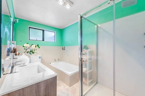 Photo of property in 32 Trojan Crescent, New Lynn, Auckland, 0600