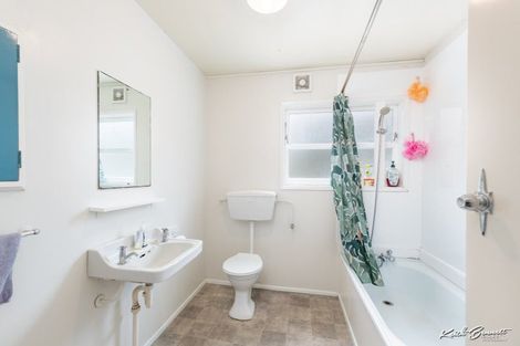 Photo of property in 39 Oakleigh Street, Maungaraki, Lower Hutt, 5010