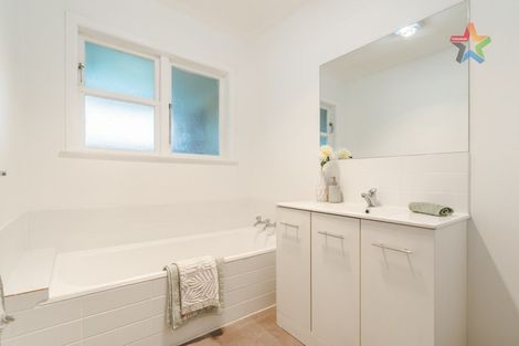 Photo of property in 102 Dowse Drive, Maungaraki, Lower Hutt, 5010