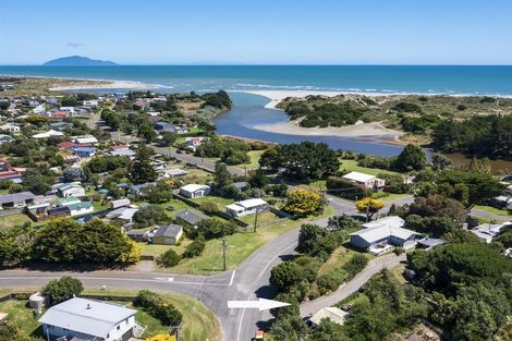 Photo of property in 686 Waikawa Beach Road, Waikawa Beach, Levin, 5573