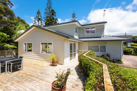Photo of property in 8 Woodfern Crescent, Titirangi, Auckland, 0604