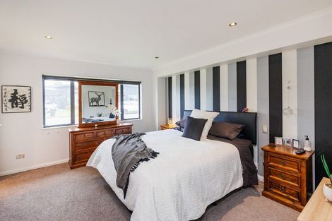 Photo of property in 5 D'urville Place, Kelvin Grove, Palmerston North, 4414