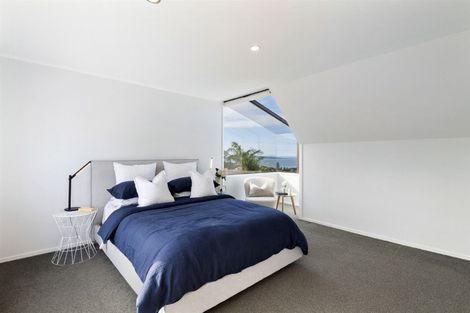Photo of property in 2/10 Knights Road, Rothesay Bay, Auckland, 0630