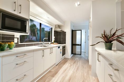 Photo of property in 3b Royalty Rise, Red Beach, 0932