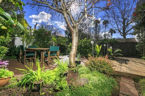 Photo of property in 2/4 Frater Avenue, Milford, Auckland, 0620