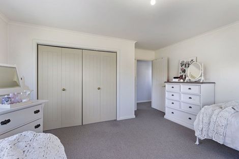 Photo of property in 33 Royal Oak Drive, Kelvin Grove, Palmerston North, 4414