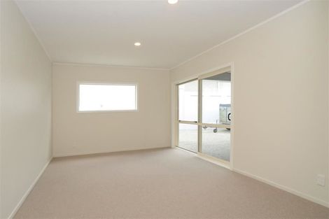 Photo of property in 27 Mcmillan Place, Mellons Bay, Auckland, 2014