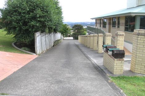 Photo of property in 2/8 Sunset Road, Unsworth Heights, Auckland, 0632