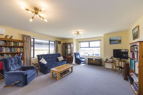 Photo of property in 5 Sardinia Grove, Fitzherbert, Palmerston North, 4410