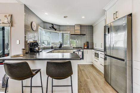 Photo of property in 4 Harrogate Place, Grandview Heights, Hamilton, 3200