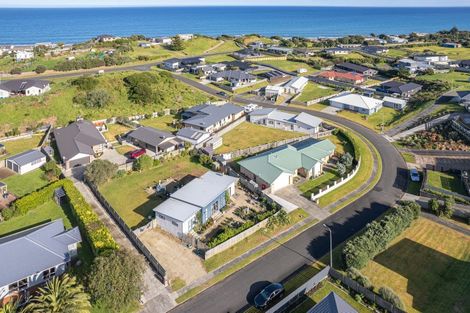 Photo of property in 14 Golf Vue Place, Castlecliff, Whanganui, 4501