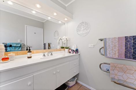 Photo of property in 16 Knightsbridge Drive, Forrest Hill, Auckland, 0620