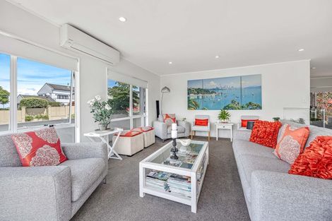 Photo of property in 2 Harbour Lights Close, West Harbour, Auckland, 0618