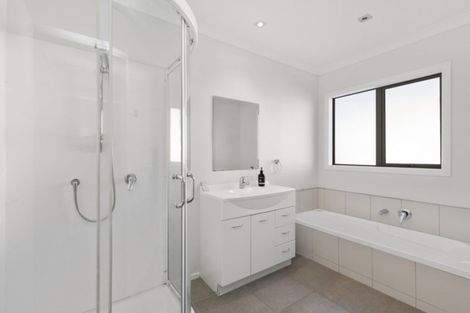 Photo of property in 5 Mcewen Crescent, Riverstone Terraces, Upper Hutt, 5018