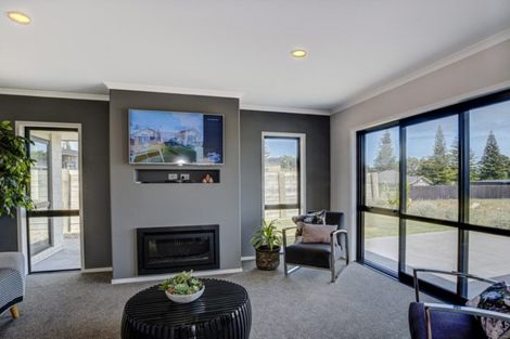 Photo of property in 2 Oakmont Crescent, Waiwhakaiho, New Plymouth, 4312