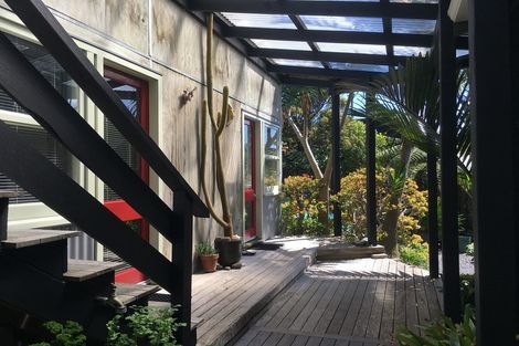 Photo of property in 5 Rayner Road, Piha, New Lynn, 0772