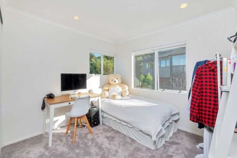 Photo of property in 11 Fulmar Way, Unsworth Heights, Auckland, 0632