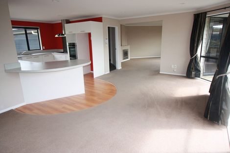 Photo of property in 17 Cleveland Heights, Kelvin Grove, Palmerston North, 4414
